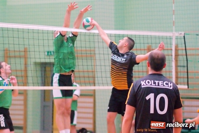 Zdjęcie w galerii na portalu naszraciborz.pl: Siatkarskie zmagania zakładów pracy i służb mundurowych - dzień drugi. Ubiegłoroczny zwycięzca poza czwórką! Eko Okna z Pucharem Prezydenta wiadomości z regionu