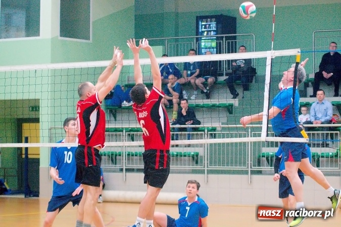 Zdjęcie w galerii na portalu naszraciborz.pl: Siatkarskie zmagania zakładów pracy i służb mundurowych - dzień drugi. Ubiegłoroczny zwycięzca poza czwórką! Eko Okna z Pucharem Prezydenta wiadomości z regionu