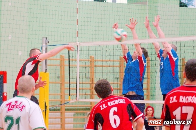 Zdjęcie w galerii na portalu naszraciborz.pl: Siatkarskie zmagania zakładów pracy i służb mundurowych - dzień drugi. Ubiegłoroczny zwycięzca poza czwórką! Eko Okna z Pucharem Prezydenta wiadomości z regionu
