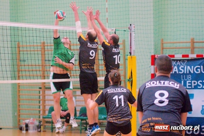 Zdjęcie w galerii na portalu naszraciborz.pl: Siatkarskie zmagania zakładów pracy i służb mundurowych - dzień drugi. Ubiegłoroczny zwycięzca poza czwórką! Eko Okna z Pucharem Prezydenta wiadomości z regionu