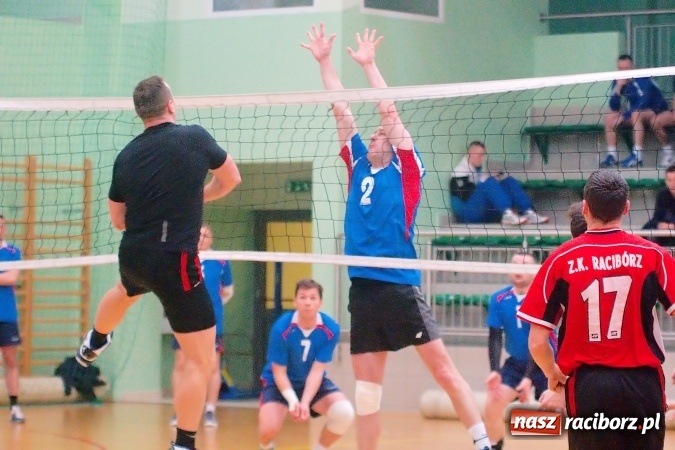 Zdjęcie w galerii na portalu naszraciborz.pl: Siatkarskie zmagania zakładów pracy i służb mundurowych - dzień drugi. Ubiegłoroczny zwycięzca poza czwórką! Eko Okna z Pucharem Prezydenta wiadomości z regionu
