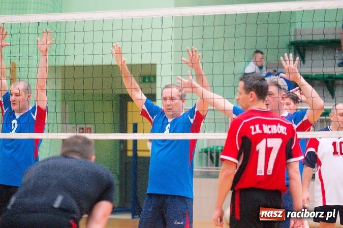 Zdjęcie w galerii na portalu naszraciborz.pl: Siatkarskie zmagania zakładów pracy i służb mundurowych - dzień drugi. Ubiegłoroczny zwycięzca poza czwórką! Eko Okna z Pucharem Prezydenta wiadomości z regionu