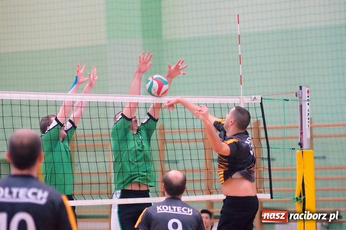 Zdjęcie w galerii na portalu naszraciborz.pl: Siatkarskie zmagania zakładów pracy i służb mundurowych - dzień drugi. Ubiegłoroczny zwycięzca poza czwórką! Eko Okna z Pucharem Prezydenta wiadomości z regionu