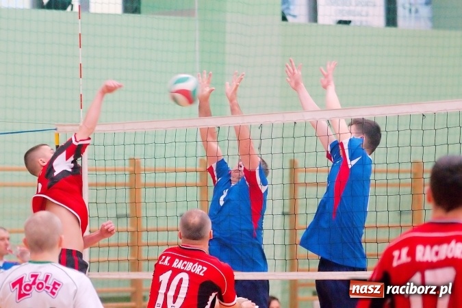 Zdjęcie w galerii na portalu naszraciborz.pl: Siatkarskie zmagania zakładów pracy i służb mundurowych - dzień drugi. Ubiegłoroczny zwycięzca poza czwórką! Eko Okna z Pucharem Prezydenta wiadomości z regionu