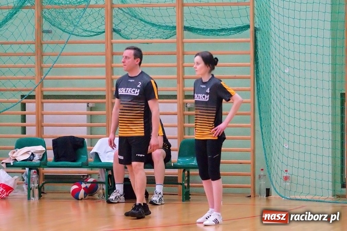 Zdjęcie w galerii na portalu naszraciborz.pl: Siatkarskie zmagania zakładów pracy i służb mundurowych - dzień drugi. Ubiegłoroczny zwycięzca poza czwórką! Eko Okna z Pucharem Prezydenta wiadomości z regionu