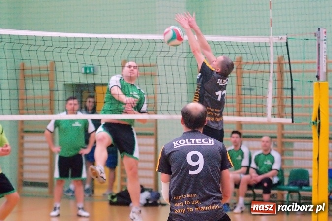 Zdjęcie w galerii na portalu naszraciborz.pl: Siatkarskie zmagania zakładów pracy i służb mundurowych - dzień drugi. Ubiegłoroczny zwycięzca poza czwórką! Eko Okna z Pucharem Prezydenta wiadomości z regionu