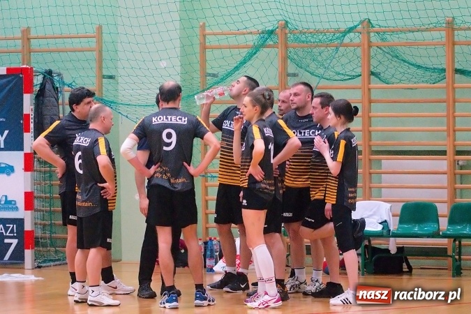 Zdjęcie w galerii na portalu naszraciborz.pl: Siatkarskie zmagania zakładów pracy i służb mundurowych - dzień drugi. Ubiegłoroczny zwycięzca poza czwórką! Eko Okna z Pucharem Prezydenta wiadomości z regionu