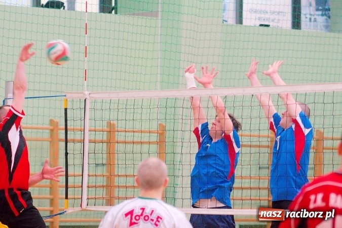 Zdjęcie w galerii na portalu naszraciborz.pl: Siatkarskie zmagania zakładów pracy i służb mundurowych - dzień drugi. Ubiegłoroczny zwycięzca poza czwórką! Eko Okna z Pucharem Prezydenta wiadomości z regionu