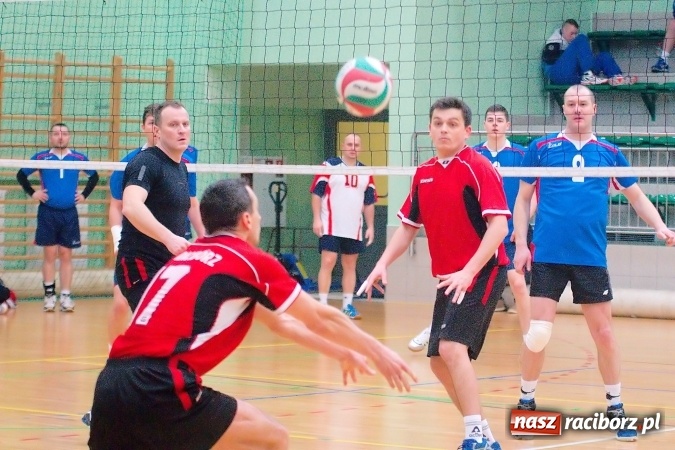 Zdjęcie w galerii na portalu naszraciborz.pl: Siatkarskie zmagania zakładów pracy i służb mundurowych - dzień drugi. Ubiegłoroczny zwycięzca poza czwórką! Eko Okna z Pucharem Prezydenta wiadomości z regionu