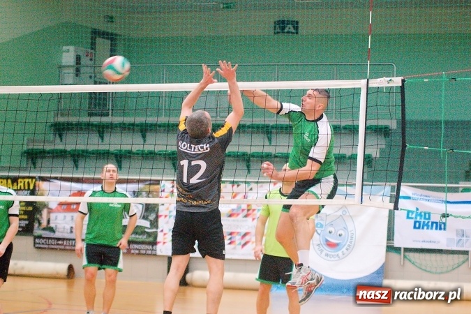 Zdjęcie w galerii na portalu naszraciborz.pl: Siatkarskie zmagania zakładów pracy i służb mundurowych - dzień drugi. Ubiegłoroczny zwycięzca poza czwórką! Eko Okna z Pucharem Prezydenta wiadomości z regionu