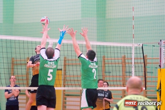 Zdjęcie w galerii na portalu naszraciborz.pl: Siatkarskie zmagania zakładów pracy i służb mundurowych - dzień drugi. Ubiegłoroczny zwycięzca poza czwórką! Eko Okna z Pucharem Prezydenta wiadomości z regionu