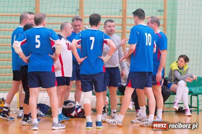 Zdjęcie w galerii na portalu naszraciborz.pl: Siatkarskie zmagania zakładów pracy i służb mundurowych - dzień drugi. Ubiegłoroczny zwycięzca poza czwórką! Eko Okna z Pucharem Prezydenta wiadomości z regionu