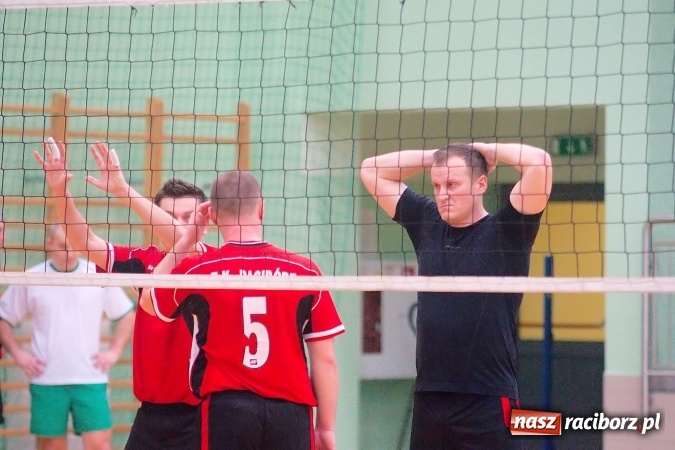 Zdjęcie w galerii na portalu naszraciborz.pl: Siatkarskie zmagania zakładów pracy i służb mundurowych - dzień drugi. Ubiegłoroczny zwycięzca poza czwórką! Eko Okna z Pucharem Prezydenta wiadomości z regionu