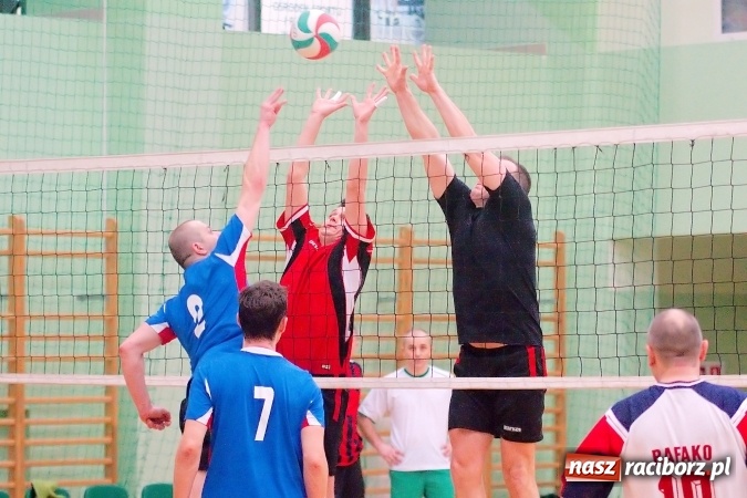 Zdjęcie w galerii na portalu naszraciborz.pl: Siatkarskie zmagania zakładów pracy i służb mundurowych - dzień drugi. Ubiegłoroczny zwycięzca poza czwórką! Eko Okna z Pucharem Prezydenta wiadomości z regionu