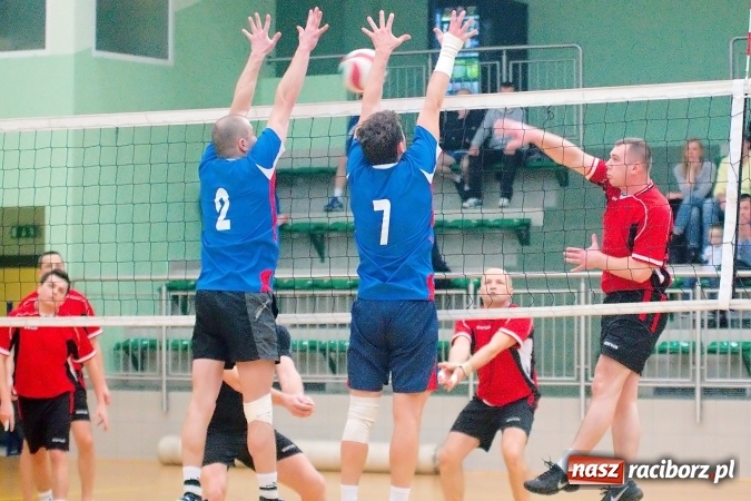 Zdjęcie w galerii na portalu naszraciborz.pl: Siatkarskie zmagania zakładów pracy i służb mundurowych - dzień drugi. Ubiegłoroczny zwycięzca poza czwórką! Eko Okna z Pucharem Prezydenta wiadomości z regionu