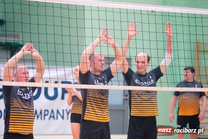 Zdjęcie w galerii na portalu naszraciborz.pl: Siatkarskie zmagania zakładów pracy i służb mundurowych - dzień drugi. Ubiegłoroczny zwycięzca poza czwórką! Eko Okna z Pucharem Prezydenta wiadomości z regionu