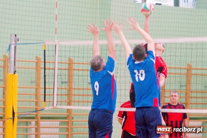 Zdjęcie w galerii na portalu naszraciborz.pl: Siatkarskie zmagania zakładów pracy i służb mundurowych - dzień drugi. Ubiegłoroczny zwycięzca poza czwórką! Eko Okna z Pucharem Prezydenta wiadomości z regionu