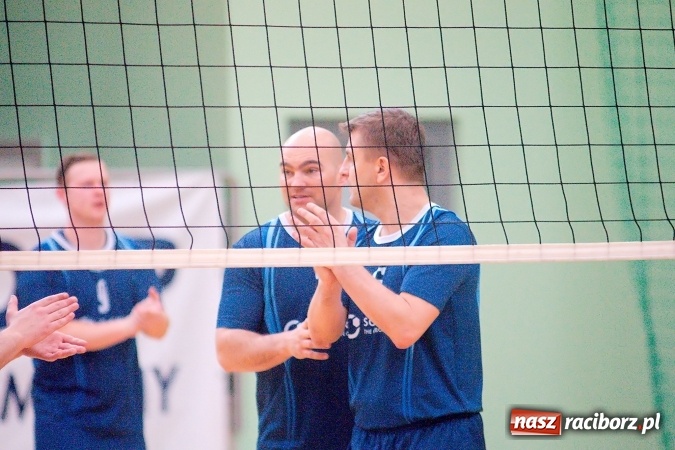 Zdjęcie w galerii na portalu naszraciborz.pl: Siatkarskie zmagania zakładów pracy i służb mundurowych - dzień drugi. Ubiegłoroczny zwycięzca poza czwórką! Eko Okna z Pucharem Prezydenta wiadomości z regionu