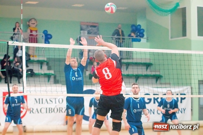 Zdjęcie w galerii na portalu naszraciborz.pl: Siatkarskie zmagania zakładów pracy i służb mundurowych - dzień drugi. Ubiegłoroczny zwycięzca poza czwórką! Eko Okna z Pucharem Prezydenta wiadomości z regionu