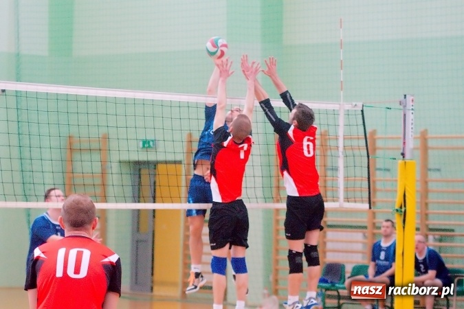 Zdjęcie w galerii na portalu naszraciborz.pl: Siatkarskie zmagania zakładów pracy i służb mundurowych - dzień drugi. Ubiegłoroczny zwycięzca poza czwórką! Eko Okna z Pucharem Prezydenta wiadomości z regionu