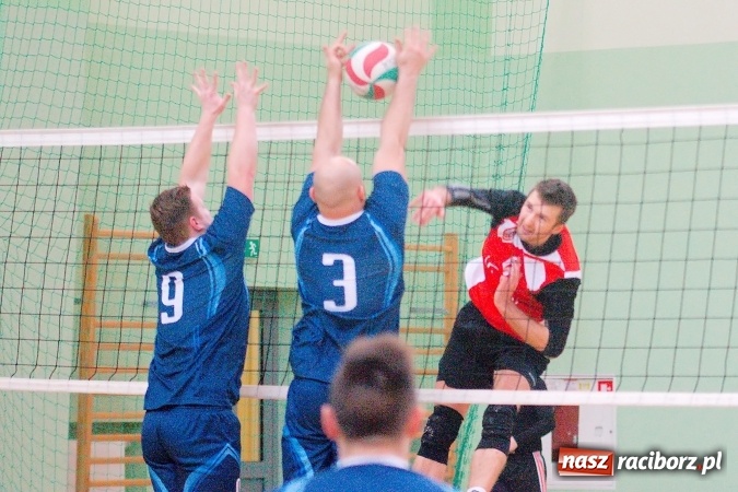 Zdjęcie w galerii na portalu naszraciborz.pl: Siatkarskie zmagania zakładów pracy i służb mundurowych - dzień drugi. Ubiegłoroczny zwycięzca poza czwórką! Eko Okna z Pucharem Prezydenta wiadomości z regionu