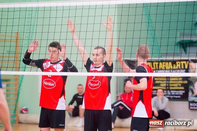 Zdjęcie w galerii na portalu naszraciborz.pl: Siatkarskie zmagania zakładów pracy i służb mundurowych - dzień drugi. Ubiegłoroczny zwycięzca poza czwórką! Eko Okna z Pucharem Prezydenta wiadomości z regionu