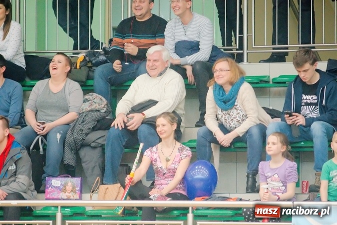 Zdjęcie w galerii na portalu naszraciborz.pl: Siatkarskie zmagania zakładów pracy i służb mundurowych - dzień drugi. Ubiegłoroczny zwycięzca poza czwórką! Eko Okna z Pucharem Prezydenta wiadomości z regionu