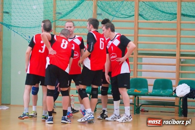 Zdjęcie w galerii na portalu naszraciborz.pl: Siatkarskie zmagania zakładów pracy i służb mundurowych - dzień drugi. Ubiegłoroczny zwycięzca poza czwórką! Eko Okna z Pucharem Prezydenta wiadomości z regionu