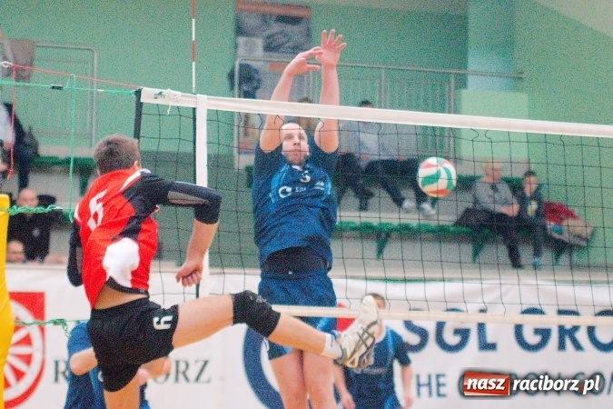 Zdjęcie w galerii na portalu naszraciborz.pl: Siatkarskie zmagania zakładów pracy i służb mundurowych - dzień drugi. Ubiegłoroczny zwycięzca poza czwórką! Eko Okna z Pucharem Prezydenta wiadomości z regionu