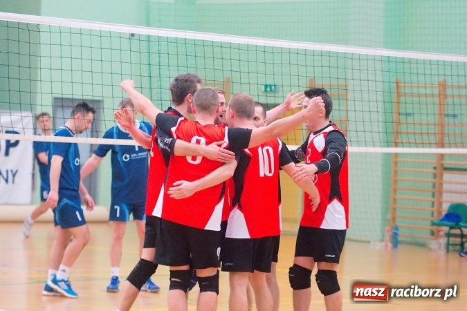 Zdjęcie w galerii na portalu naszraciborz.pl: Siatkarskie zmagania zakładów pracy i służb mundurowych - dzień drugi. Ubiegłoroczny zwycięzca poza czwórką! Eko Okna z Pucharem Prezydenta wiadomości z regionu