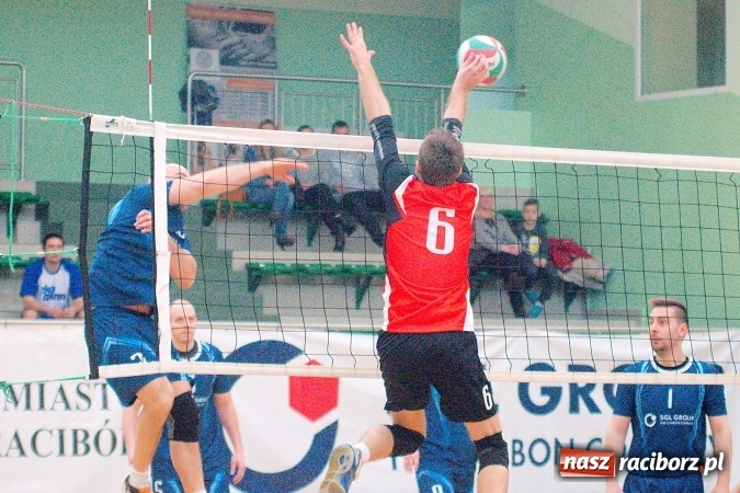 Zdjęcie w galerii na portalu naszraciborz.pl: Siatkarskie zmagania zakładów pracy i służb mundurowych - dzień drugi. Ubiegłoroczny zwycięzca poza czwórką! Eko Okna z Pucharem Prezydenta wiadomości z regionu