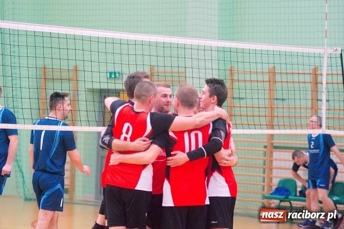 Zdjęcie w galerii na portalu naszraciborz.pl: Siatkarskie zmagania zakładów pracy i służb mundurowych - dzień drugi. Ubiegłoroczny zwycięzca poza czwórką! Eko Okna z Pucharem Prezydenta wiadomości z regionu