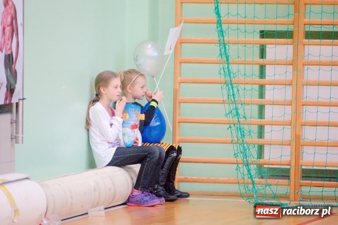 Zdjęcie w galerii na portalu naszraciborz.pl: Siatkarskie zmagania zakładów pracy i służb mundurowych - dzień drugi. Ubiegłoroczny zwycięzca poza czwórką! Eko Okna z Pucharem Prezydenta wiadomości z regionu