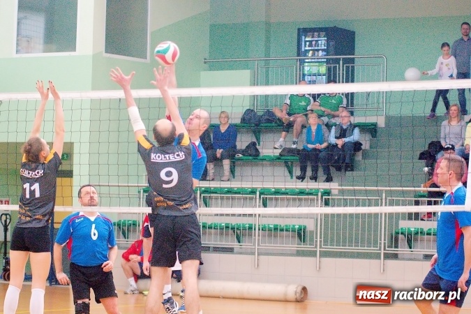 Zdjęcie w galerii na portalu naszraciborz.pl: Siatkarskie zmagania zakładów pracy i służb mundurowych - dzień drugi. Ubiegłoroczny zwycięzca poza czwórką! Eko Okna z Pucharem Prezydenta wiadomości z regionu