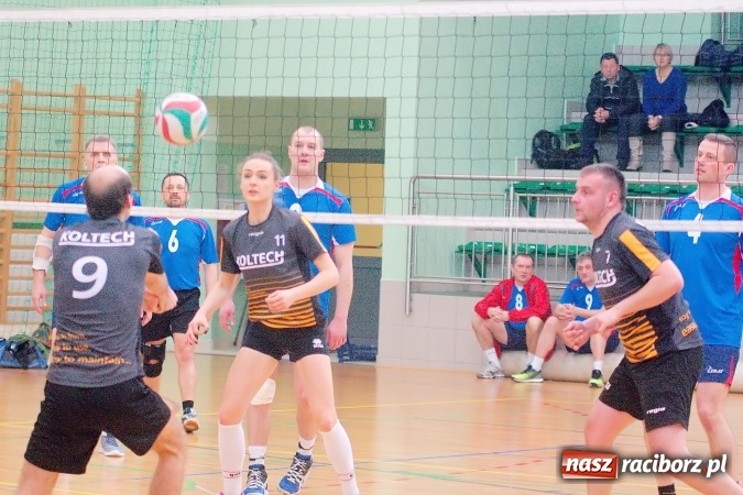 Zdjęcie w galerii na portalu naszraciborz.pl: Siatkarskie zmagania zakładów pracy i służb mundurowych - dzień drugi. Ubiegłoroczny zwycięzca poza czwórką! Eko Okna z Pucharem Prezydenta wiadomości z regionu