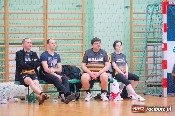 Zdjęcie w galerii na portalu naszraciborz.pl: Siatkarskie zmagania zakładów pracy i służb mundurowych - dzień drugi. Ubiegłoroczny zwycięzca poza czwórką! Eko Okna z Pucharem Prezydenta wiadomości z regionu