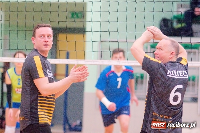 Zdjęcie w galerii na portalu naszraciborz.pl: Siatkarskie zmagania zakładów pracy i służb mundurowych - dzień drugi. Ubiegłoroczny zwycięzca poza czwórką! Eko Okna z Pucharem Prezydenta wiadomości z regionu