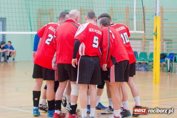 Zdjęcie w galerii na portalu naszraciborz.pl: Siatkarskie zmagania zakładów pracy i służb mundurowych - dzień drugi. Ubiegłoroczny zwycięzca poza czwórką! Eko Okna z Pucharem Prezydenta wiadomości z regionu