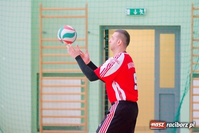Zdjęcie w galerii na portalu naszraciborz.pl: Siatkarskie zmagania zakładów pracy i służb mundurowych - dzień drugi. Ubiegłoroczny zwycięzca poza czwórką! Eko Okna z Pucharem Prezydenta wiadomości z regionu