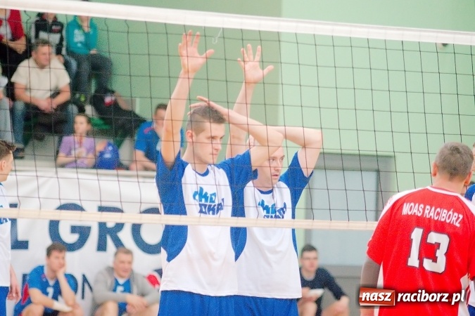 Zdjęcie w galerii na portalu naszraciborz.pl: Siatkarskie zmagania zakładów pracy i służb mundurowych - dzień drugi. Ubiegłoroczny zwycięzca poza czwórką! Eko Okna z Pucharem Prezydenta wiadomości z regionu