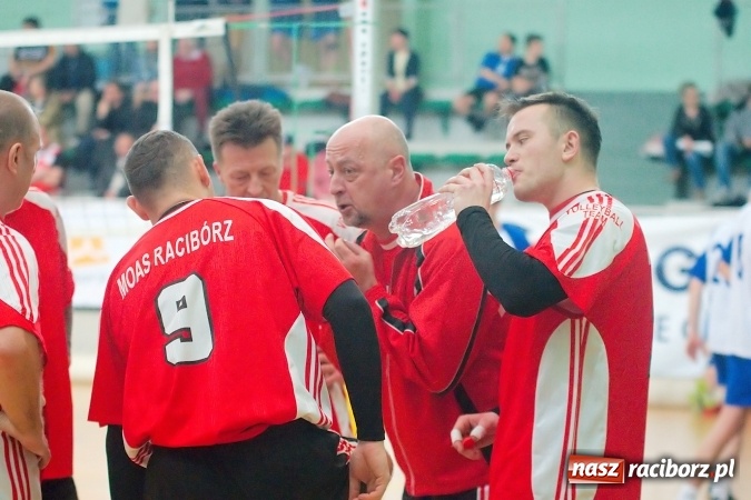 Zdjęcie w galerii na portalu naszraciborz.pl: Siatkarskie zmagania zakładów pracy i służb mundurowych - dzień drugi. Ubiegłoroczny zwycięzca poza czwórką! Eko Okna z Pucharem Prezydenta wiadomości z regionu