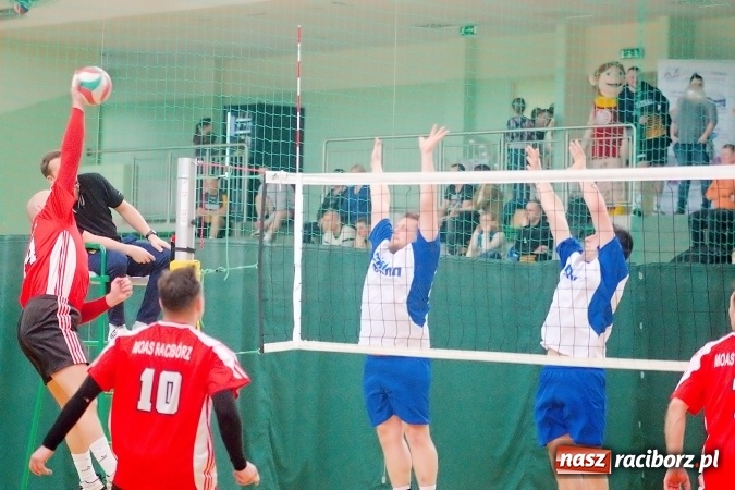 Zdjęcie w galerii na portalu naszraciborz.pl: Siatkarskie zmagania zakładów pracy i służb mundurowych - dzień drugi. Ubiegłoroczny zwycięzca poza czwórką! Eko Okna z Pucharem Prezydenta wiadomości z regionu