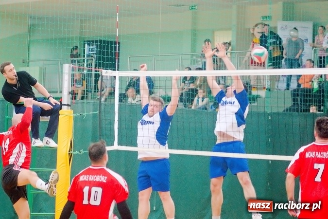 Zdjęcie w galerii na portalu naszraciborz.pl: Siatkarskie zmagania zakładów pracy i służb mundurowych - dzień drugi. Ubiegłoroczny zwycięzca poza czwórką! Eko Okna z Pucharem Prezydenta wiadomości z regionu