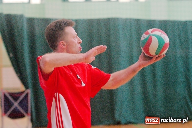 Zdjęcie w galerii na portalu naszraciborz.pl: Siatkarskie zmagania zakładów pracy i służb mundurowych - dzień drugi. Ubiegłoroczny zwycięzca poza czwórką! Eko Okna z Pucharem Prezydenta wiadomości z regionu