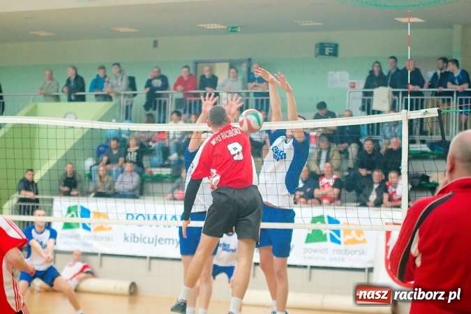 Zdjęcie w galerii na portalu naszraciborz.pl: Siatkarskie zmagania zakładów pracy i służb mundurowych - dzień drugi. Ubiegłoroczny zwycięzca poza czwórką! Eko Okna z Pucharem Prezydenta wiadomości z regionu