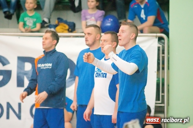 Zdjęcie w galerii na portalu naszraciborz.pl: Siatkarskie zmagania zakładów pracy i służb mundurowych - dzień drugi. Ubiegłoroczny zwycięzca poza czwórką! Eko Okna z Pucharem Prezydenta wiadomości z regionu