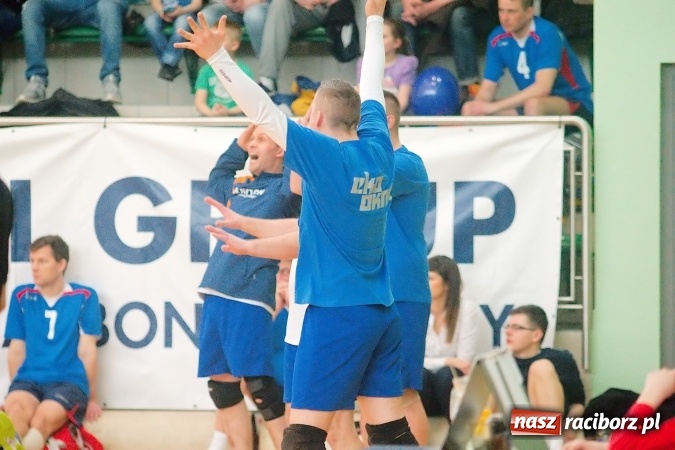 Zdjęcie w galerii na portalu naszraciborz.pl: Siatkarskie zmagania zakładów pracy i służb mundurowych - dzień drugi. Ubiegłoroczny zwycięzca poza czwórką! Eko Okna z Pucharem Prezydenta wiadomości z regionu