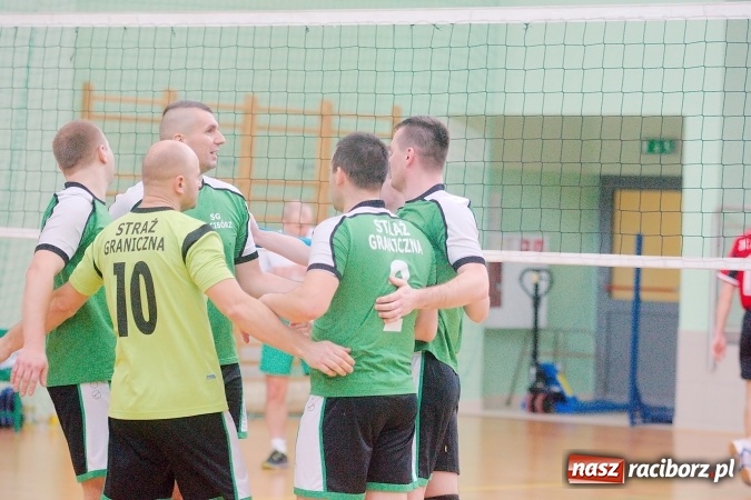 Zdjęcie w galerii na portalu naszraciborz.pl: Siatkarskie zmagania zakładów pracy i służb mundurowych - dzień drugi. Ubiegłoroczny zwycięzca poza czwórką! Eko Okna z Pucharem Prezydenta wiadomości z regionu