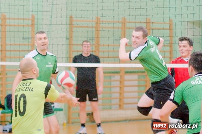 Zdjęcie w galerii na portalu naszraciborz.pl: Siatkarskie zmagania zakładów pracy i służb mundurowych - dzień drugi. Ubiegłoroczny zwycięzca poza czwórką! Eko Okna z Pucharem Prezydenta wiadomości z regionu