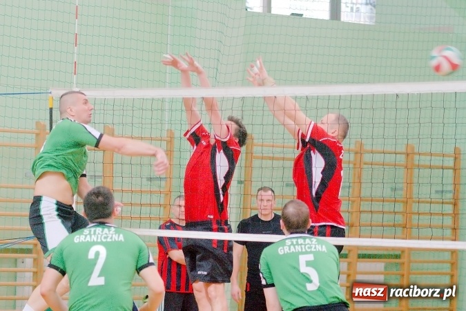 Zdjęcie w galerii na portalu naszraciborz.pl: Siatkarskie zmagania zakładów pracy i służb mundurowych - dzień drugi. Ubiegłoroczny zwycięzca poza czwórką! Eko Okna z Pucharem Prezydenta wiadomości z regionu
